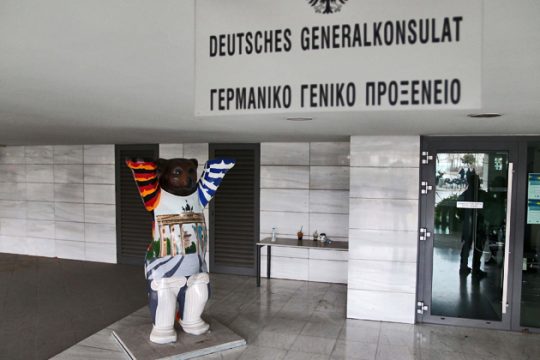«Μας λένε να περιμένουμε. Τι να περιμένουμε; Είναι τρέλα»