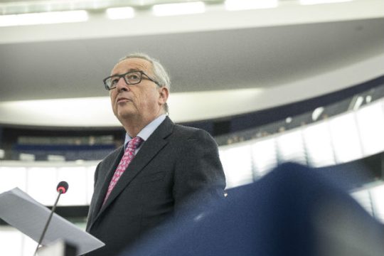 Νεύρα Γιούνκερ με το «γελοίο» Ευρωκοινοβούλιο