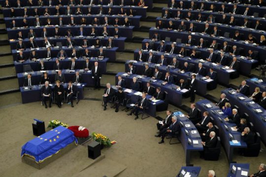 Η Ευρώπη αποτίει ύστατο φόρο τιμής στον Χέλμουτ Κoλ