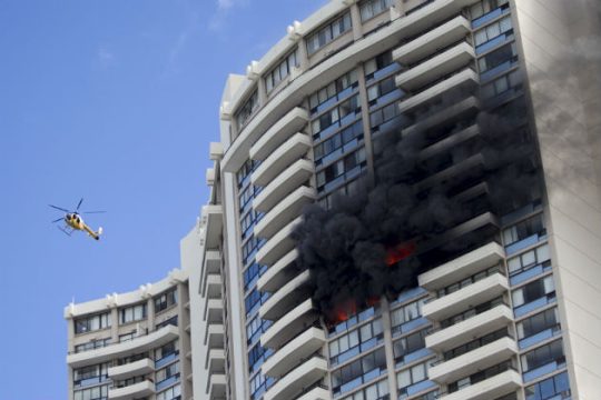 Τρεις νεκροί από πυρκαγιά σε 36ώροφο κτίριο στη Χονολουλού