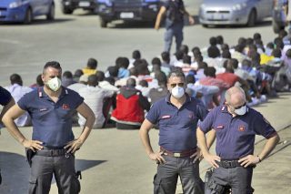Μέθοδος των… τριών για τους πρόσφυγες