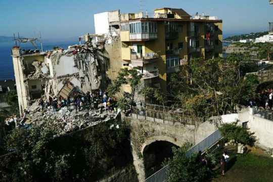Νάπολη: Ανασύρθηκαν νεκροί από το κτιρίου που κατέρρευσε