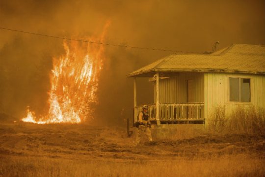 Χιλιάδες εκτοπισμένοι από την πύρινη λαίλαπα στην Καλιφόρνια