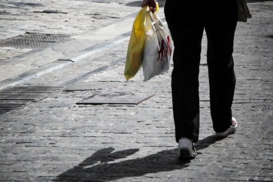 Ανοιχτά μαγαζιά τις Κυριακές και με τη βούλα