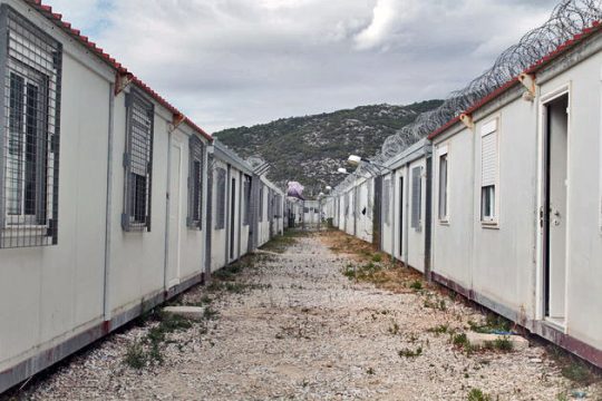 25 νομά σε… δύο κοντέινερ