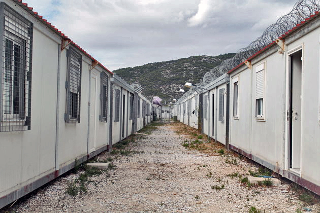 25 νομά σε… δύο κοντέινερ