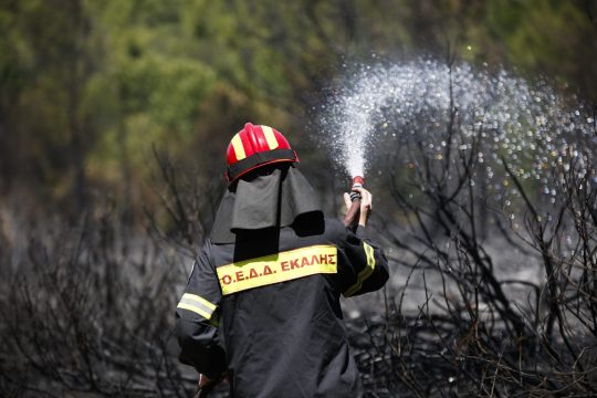 Οριοθετήθηκε η φωτιά στο Κρυονέρι Αττικής