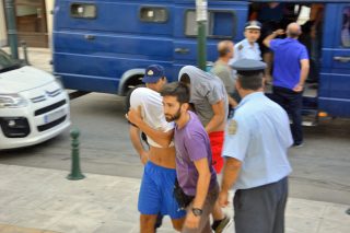 Δύο βίντεο αποκαλύπτουν τη βαρβαρότητα
