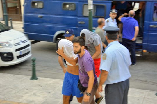 Δύο βίντεο αποκαλύπτουν τη βαρβαρότητα