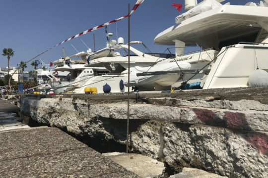 Κως: Τα κτίρια άντεξαν όχι όμως και το λιμάνι