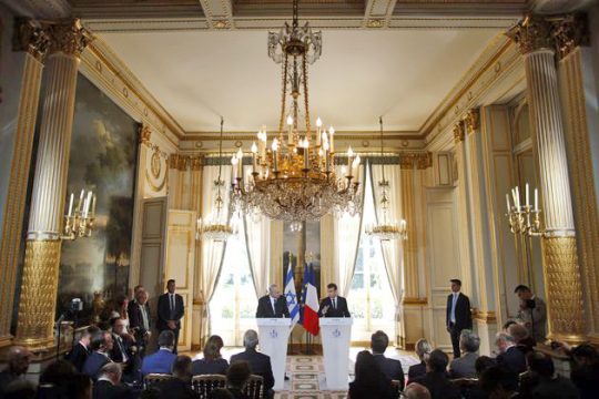 Για τον Μακρόν οι πολυέλαιοι, για τον Φιλίπ η… λάντζα