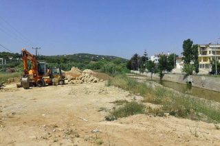 Μπάζα στο Μεγάλο Ρέμα στη Ραφήνα