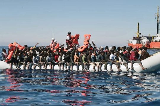 «Αγοράζοντας έναν μετανάστη-σκλάβο στη Λιβύη σού δίνουν και χαρτί…»