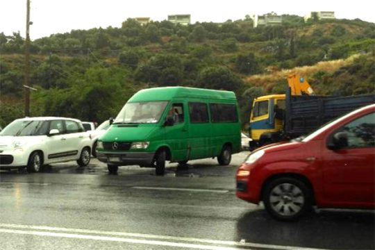 Ανετράπη μίνι βαν με 10 τουρίστες στην Κρήτη
