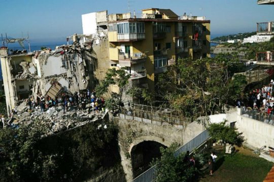 Νεκροί από κατάρρευση πολυκατοικίας στη Νάπολη