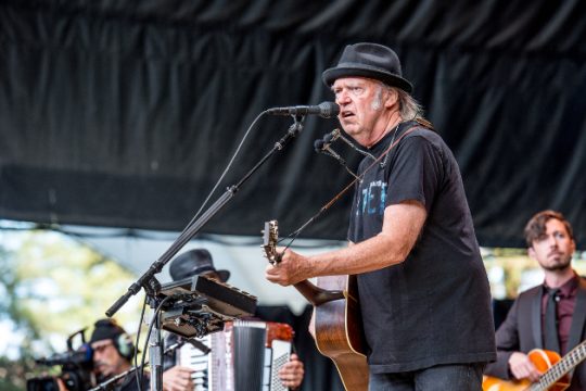 Επιστροφή με στιλ… πατριωτικό για τον Neil Young