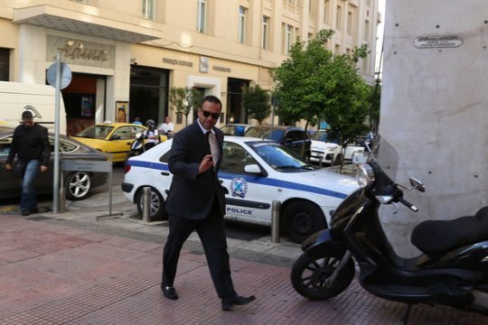 Εβαλαν στην άκρη τις έχθρες τους… για να μη βάλουν το χέρι στην τσέπη