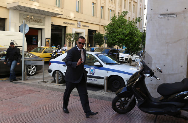 Εβαλαν στην άκρη τις έχθρες τους… για να μη βάλουν το χέρι στην τσέπη