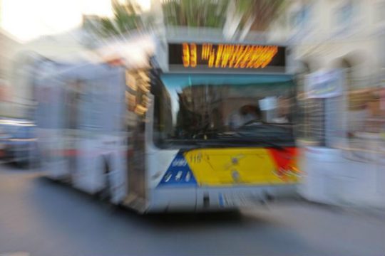 Ταυτοποιήθηκε ο ρασοφόρος που παρενοχλούσε γυναίκες σε λεωφορεία