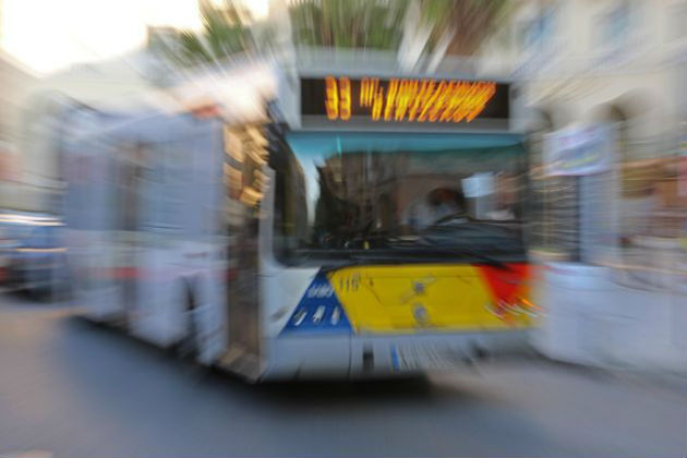 Ταυτοποιήθηκε ο ρασοφόρος που παρενοχλούσε γυναίκες σε λεωφορεία