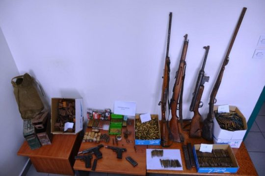 Πιστόλια, οπλοπολυβόλα και χειροβομβίδες στο… σπίτι 48χρονου