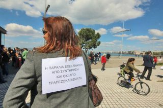 Κάθεται στα καρφιά για τα τραπεζοκαθίσματα