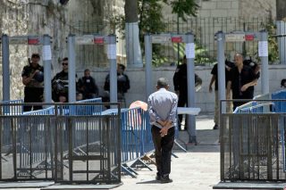 Ο Μπίμπι παίζει με τη φωτιά