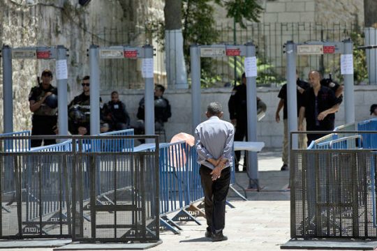 Ο Μπίμπι παίζει με τη φωτιά
