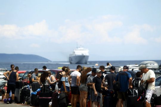 Αυξημένη κίνηση στα λιμάνια για τους τελευταίους εκδρομείς του Ιουλίου