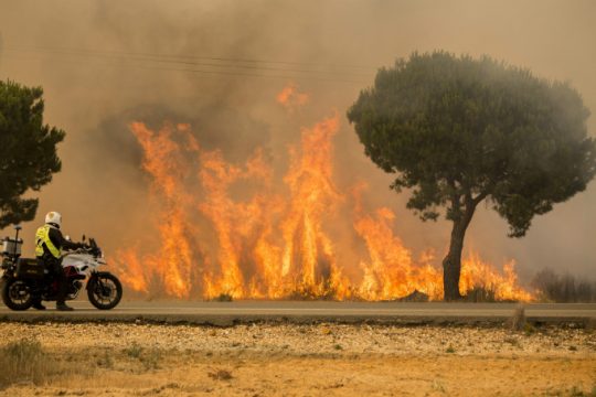 Στις φλόγες εθνικό πάρκο, απειλούνται χωριά