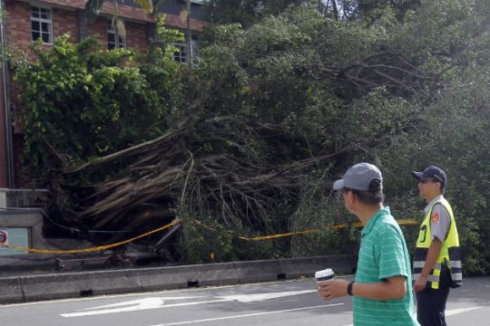 Εκατό τραυματίες από το πέρασμα τυφώνα στην Ταϊβάν