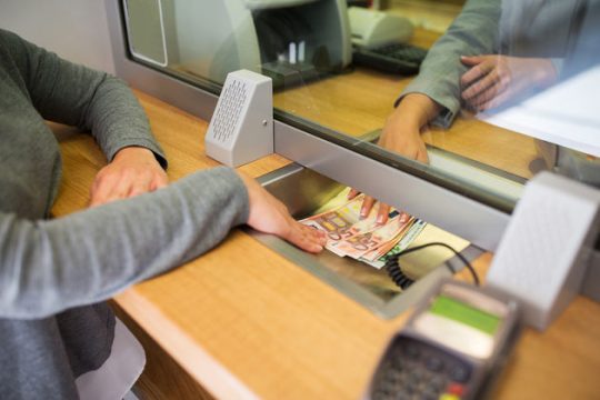 «Καπέλο» στην εξόφληση φόρων στα γκισέ