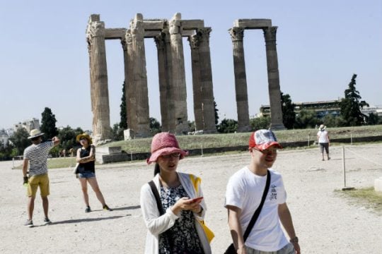 Guardian: Αριθμός-ρεκόρ τουριστών στην Ελλάδα