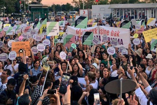 Πορεία γυναικών κατά της βίας στην Τουρκία