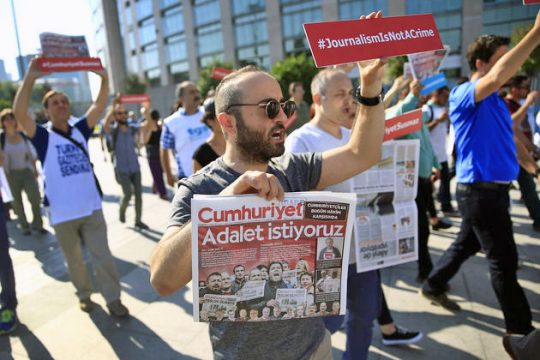 Η Δημοκρατία στο εδώλιο