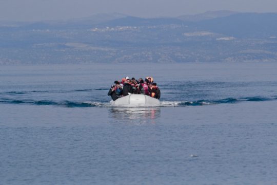 πρόσφυγες σε βάρκα