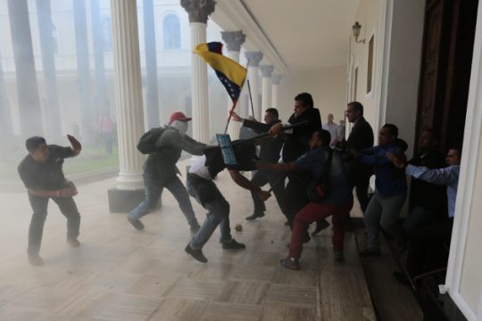 Επικίνδυνη όξυνση της αντιπαράθεσης στη Βενεζουέλα