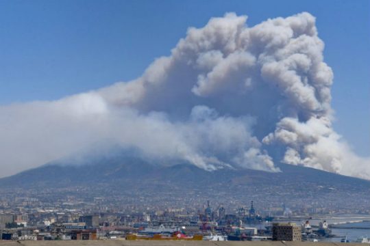 Υποψίες εμπρησμού στις πλαγιές του Βεζούβιου