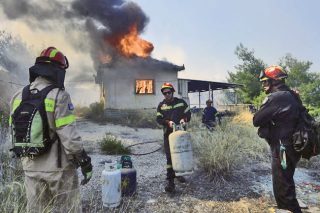 Τροχαίο στον δρόμο για τις φλόγες