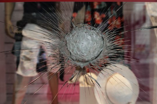 Μηνύσεις από Καμίνη και εμπόρους για τις ζημιές στην Ερμού