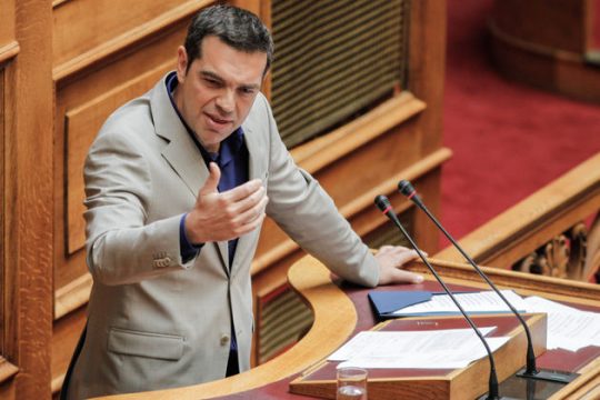 Σήκωσε την… πολεμική σημαία
