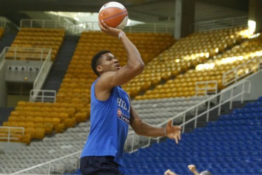 «Καρφώνει» Bucks-NBA η ΕΟΚ για την απουσία Αντετοκούνμπο