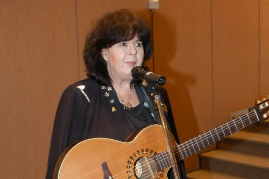 «Μια φορά θυμάμαι μου μιλούσες, τώρα σιωπή»