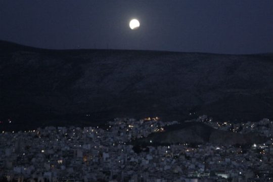 Στην Αθήνα των μνημονίων: μια εικόνα σαν άλλοτε