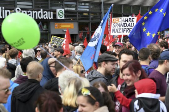 Αντιφασιστικό μπλόκο στην πορεία των νεοναζί στο Βερολίνο