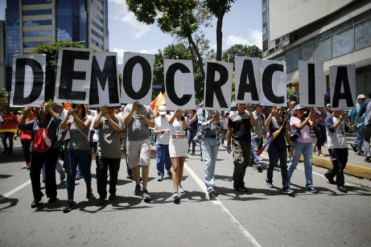 Σε πολιτικά δικαστήρια αντιφρονούντες διαδηλωτές στη Βενεζουέλα