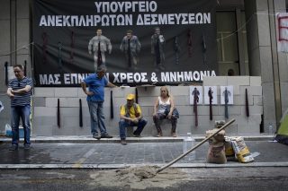 Τούβλα, σφυριά και πολιτική