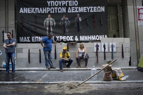 Τούβλα, σφυριά και πολιτική