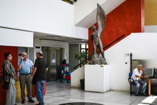 Μαχαίρωσε τον δήμαρχο Ελευσίνας μέσα στο δημαρχείο