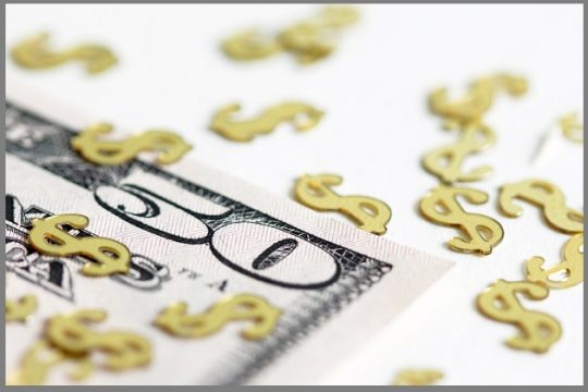 Πέφτει το δολάριο μετά τη σύγκληση ενόρκων για τη ρωσική εμπλοκή